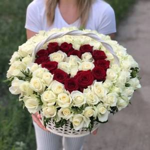 Корзина 101 белая роза с сердцем R1955 