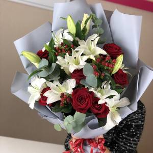 Сборный букет лилии и красные розы с упаковкой R1514
