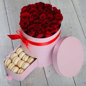 Коробка с красными розами и макаронсами R220