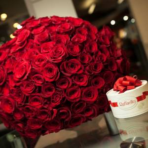 Букет 101 красная роза и коробка Рафаэлло R460
